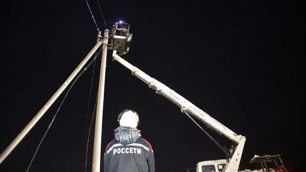 Энергетикам потребовалось три дня на восстановление электроснабжения под Петербургом после бурных выходных