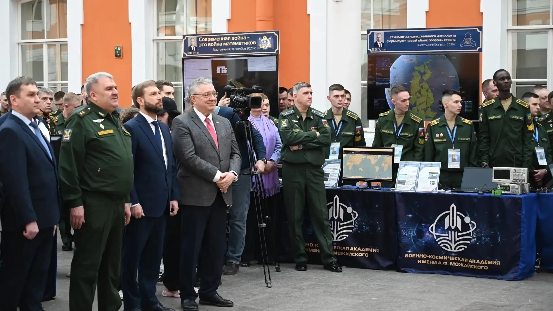 День Космонавтики в Петербурге отметили полуденным выстрелом из пушки