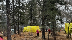 Труп одного из работников достали из-под снега после схода лавины на руднике «Ирокинда»