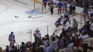 Экс-вратарь СКА Шестеркин устроил первую драку в НХЛ