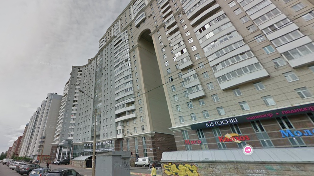 Петербурженка свалилась с балкона на Комендантском проспекте — ей помогли приятели