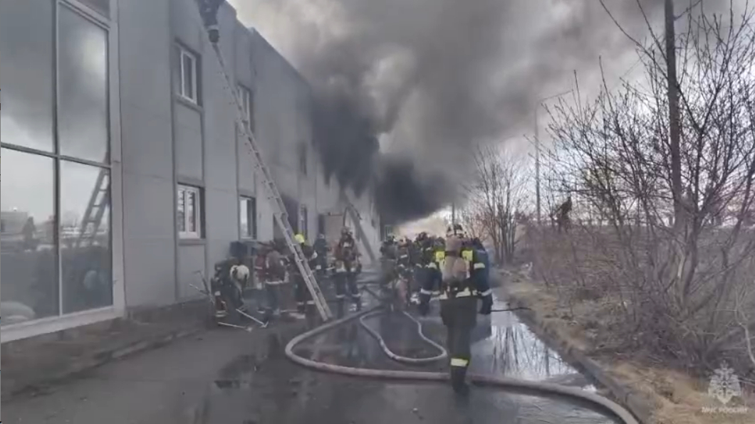 Горящий автосервис на Кушелевской дороге Петербурга с номером 1БИС тушат 28 пожарных