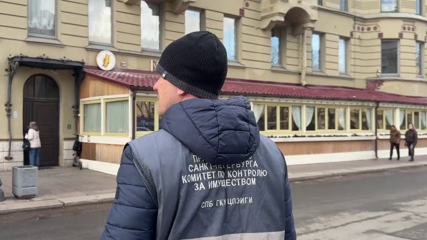 В самом центре Петербурга сносят веранду ресторана