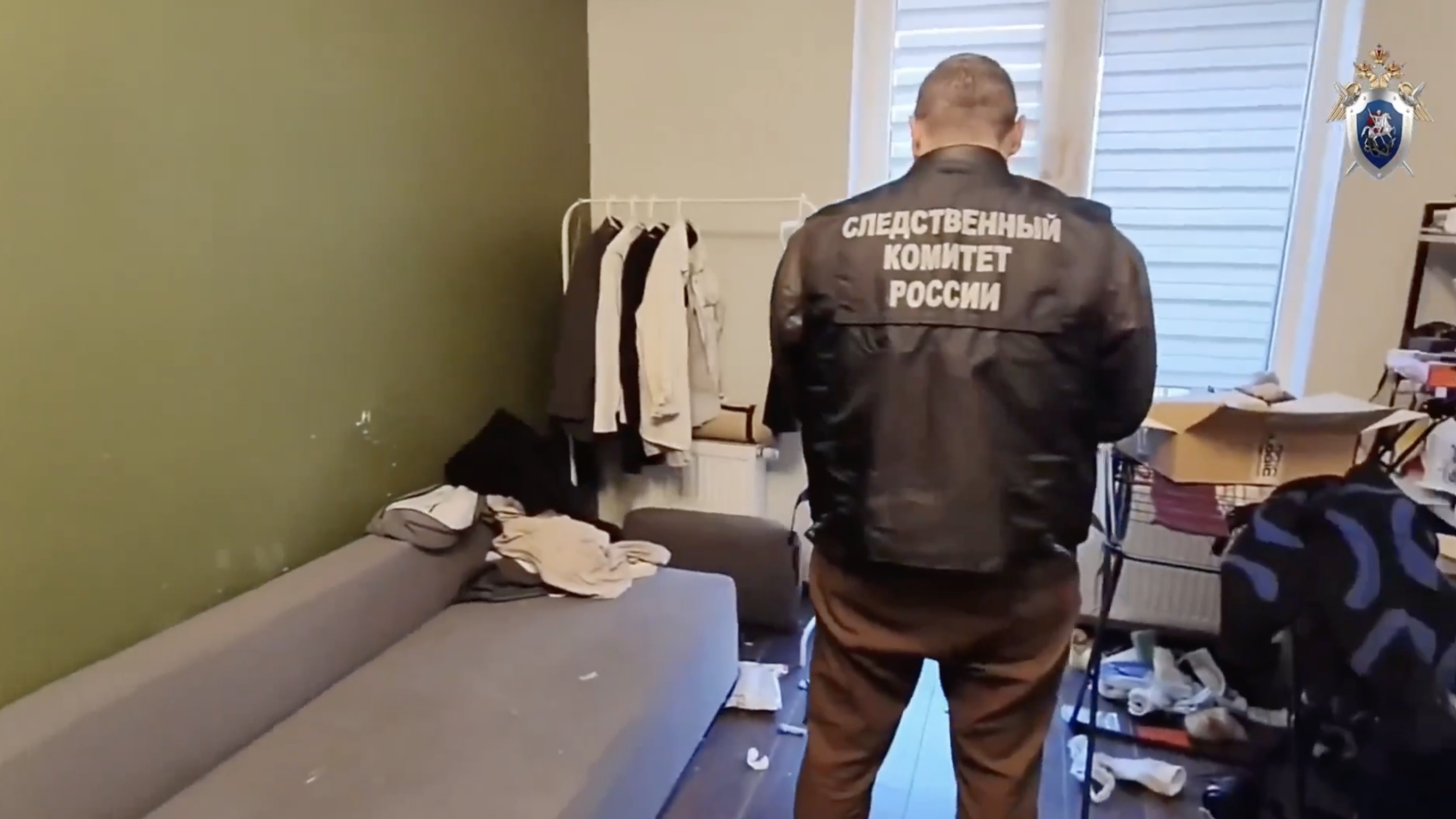 Парень выпал с 12-го этажа, спасаясь от порезавшего его наркомана на Фарфоровской