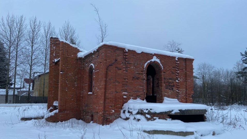 В Парголово за 22 млн опять продают три кирпичные «заброшки» на 24 «сотках»