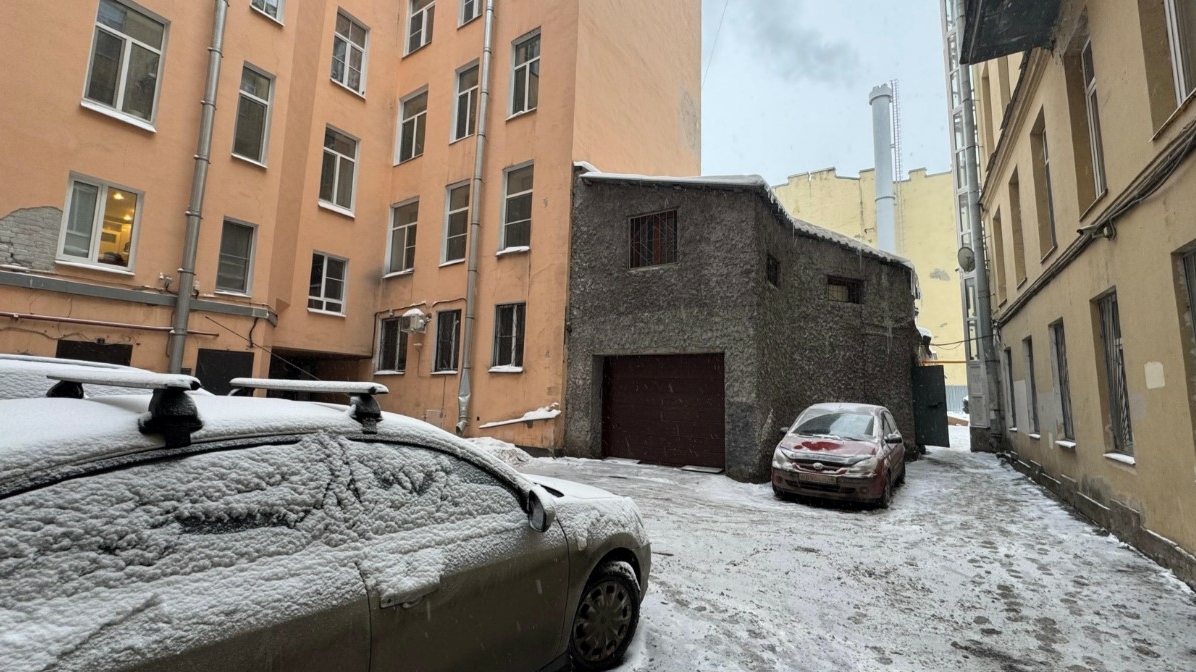 На Петроградке продают двухэтажный гараж под склад за 13 млн