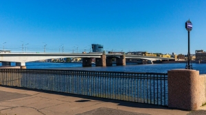 Будут пробки: на мосту Александра Невского поменяют асфальт и рельсы к концу 2027 года