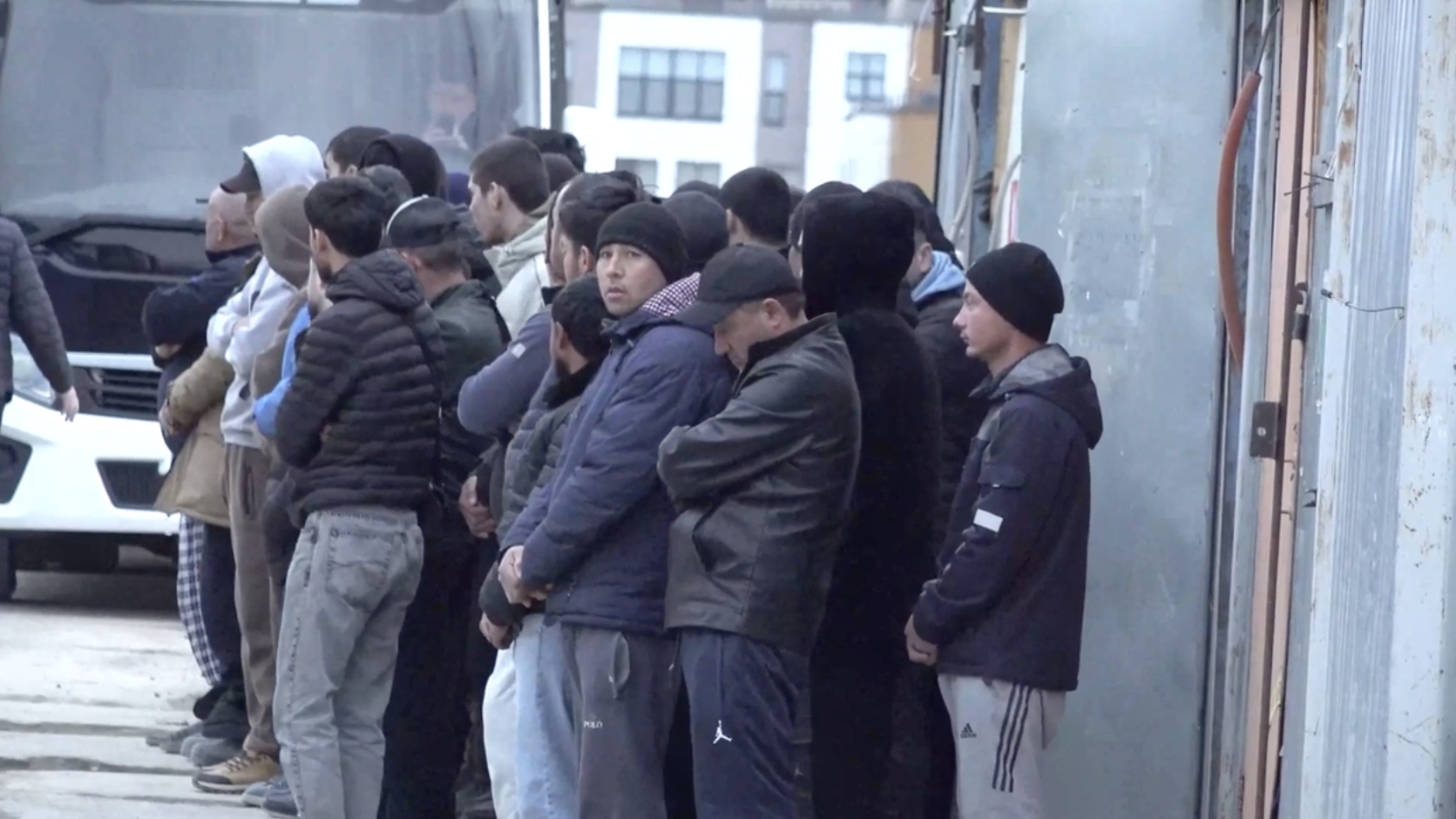 Полиция нашла мигрантов-нелегалов в строительных городках Шушар: видео