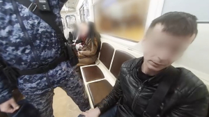 Росгвардейцы показали видео с пьяницей, который домогался девушек в метро Петербурга