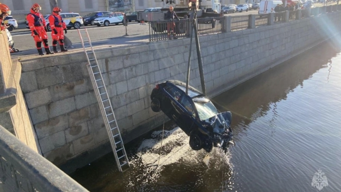 Иномарка «искупалась» в Обводном канале: водитель целехонек, а пассажиры в больницей