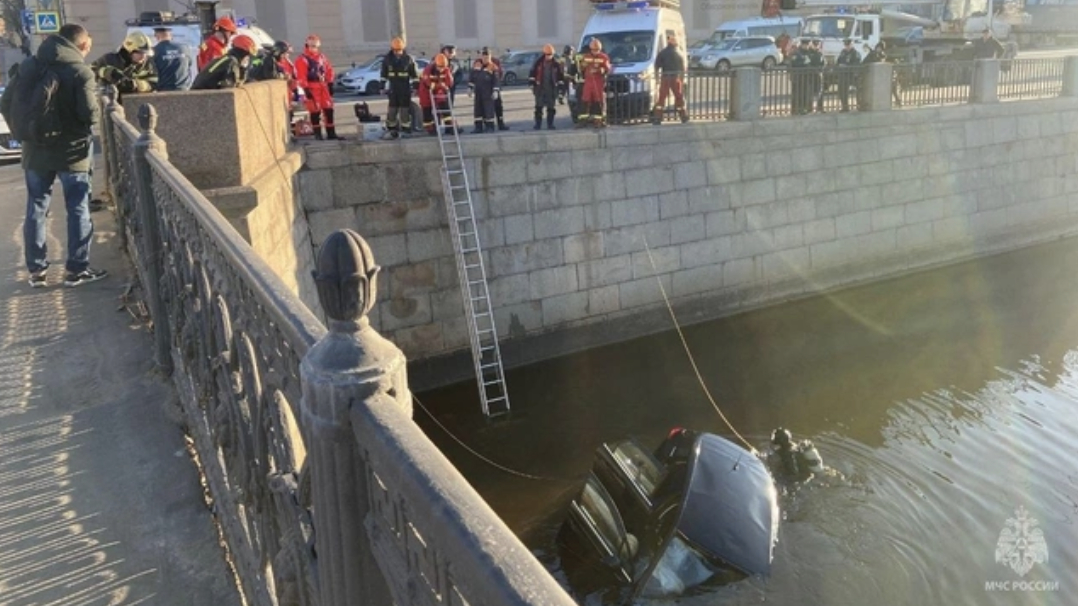 Водителю сбившего пешехода и упавшего в Обводный канал Citroen могло стать плохо