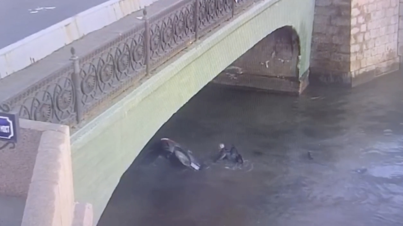 МВД показало видео ДТП с падением Citroen в Обводный канал