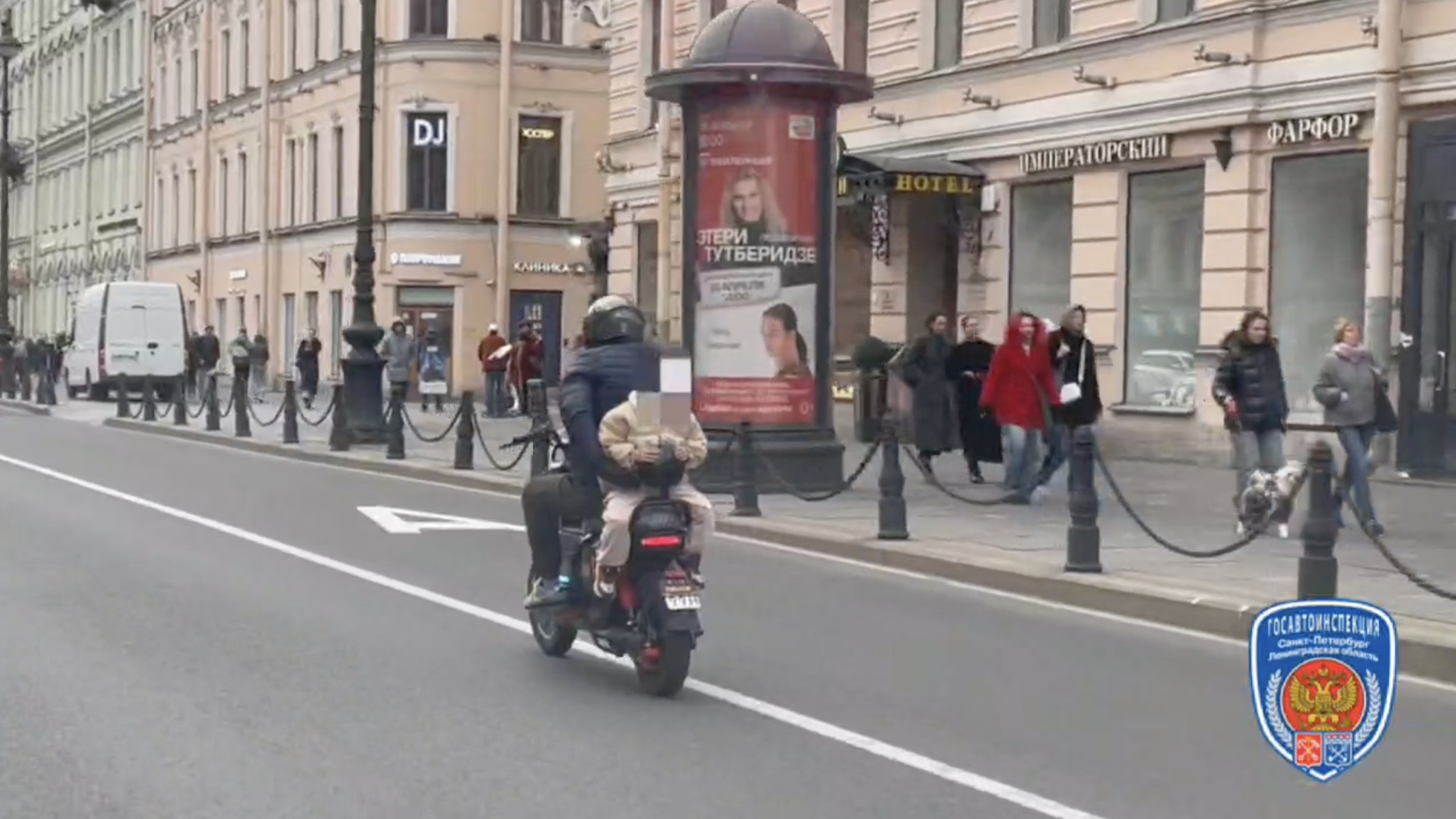 Мотоциклист прокатил ребенка по Невскому, придерживая его одной рукой: видео