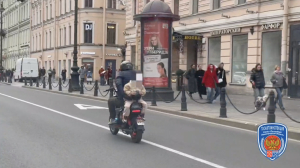 Мотоциклист прокатил ребенка по Невскому, придерживая его одной рукой: видео