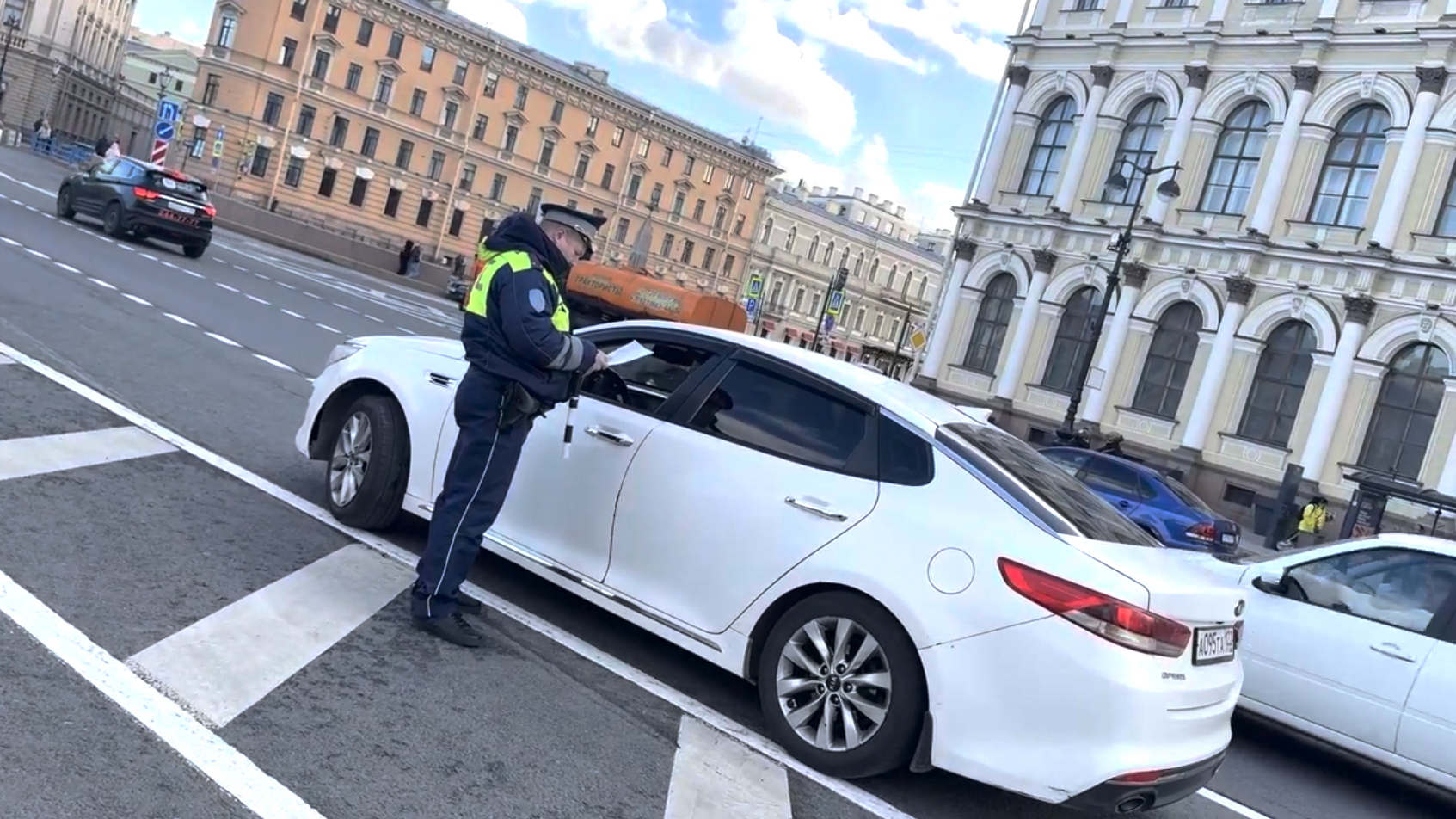 В Адмиралтейском районе задержали 45 нелегальных мигрантов: видео