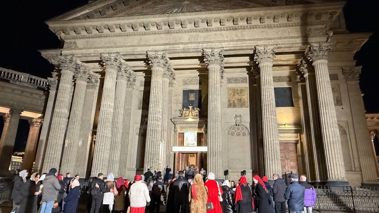 В Казанском соборе собрались тысячи петербуржцев для общей молитвы в пасхальную ночь