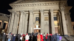 В Казанском соборе собрались тысячи петербуржцев для общей молитвы в пасхальную ночь