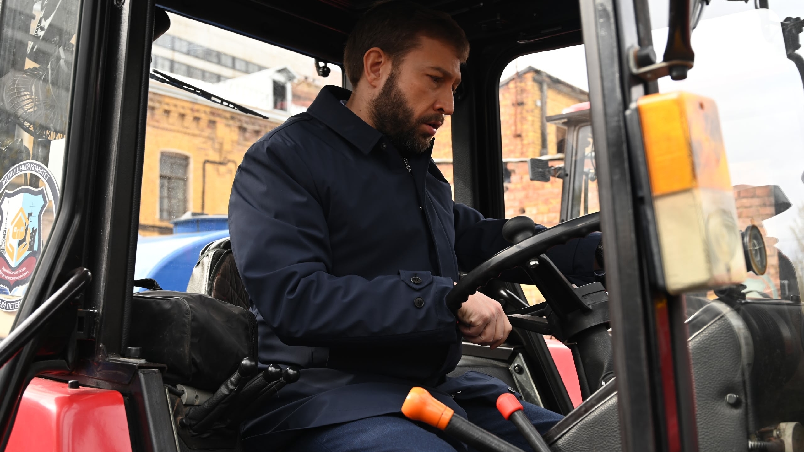 Глава Петроградки проверил готовность коммунальщиков к летнему сезону уборки