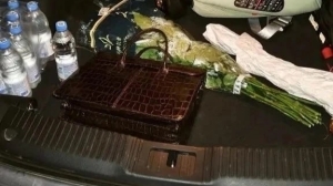 У петербуржца в багажнике нашли букет цветов и крокодиловый дипломат с кучей наркотиков