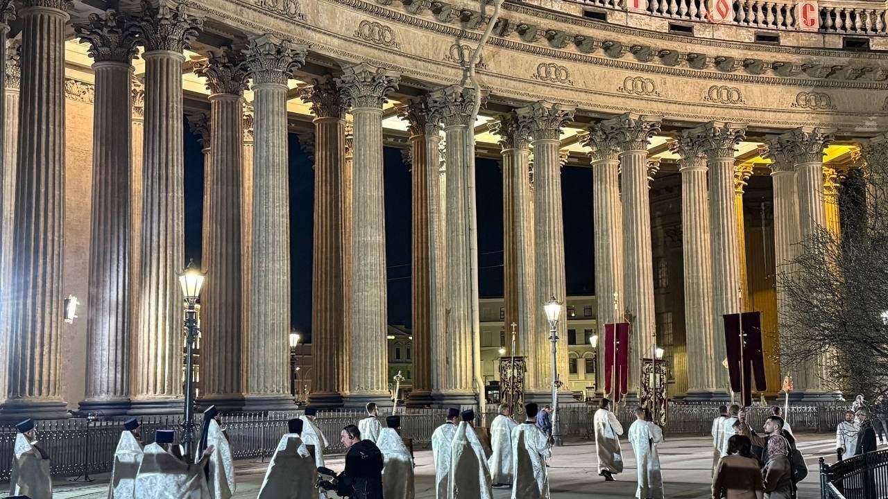 В пасхальную ночь Пулково встретило Благодатный огонь из Иерусалима