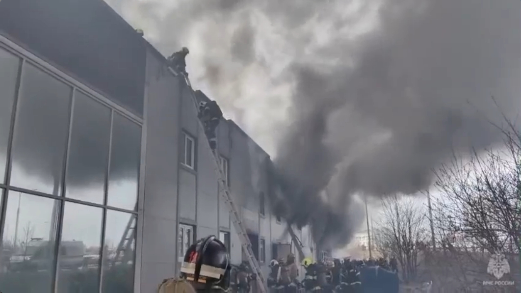 После пожара с номером 1БИС на Кушелевской дороге Петербурга госпитализировали мужчину