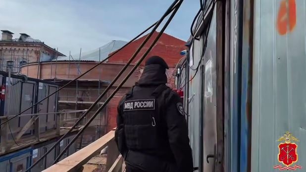 Полиция нашла нелегалов после проверки 350 человек в фортам Кронштадта