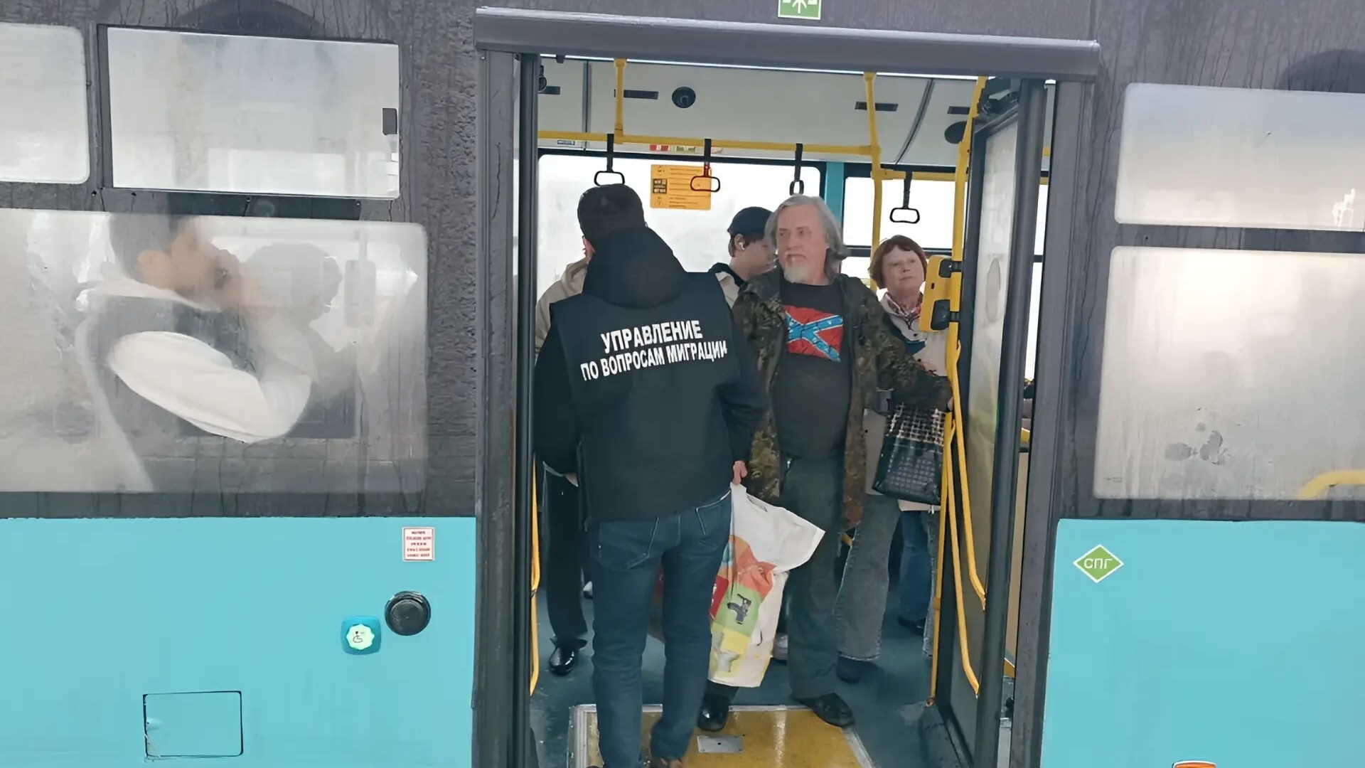 В петербургских автобусах ловили «зайцев» и мигрантов-нелегалов