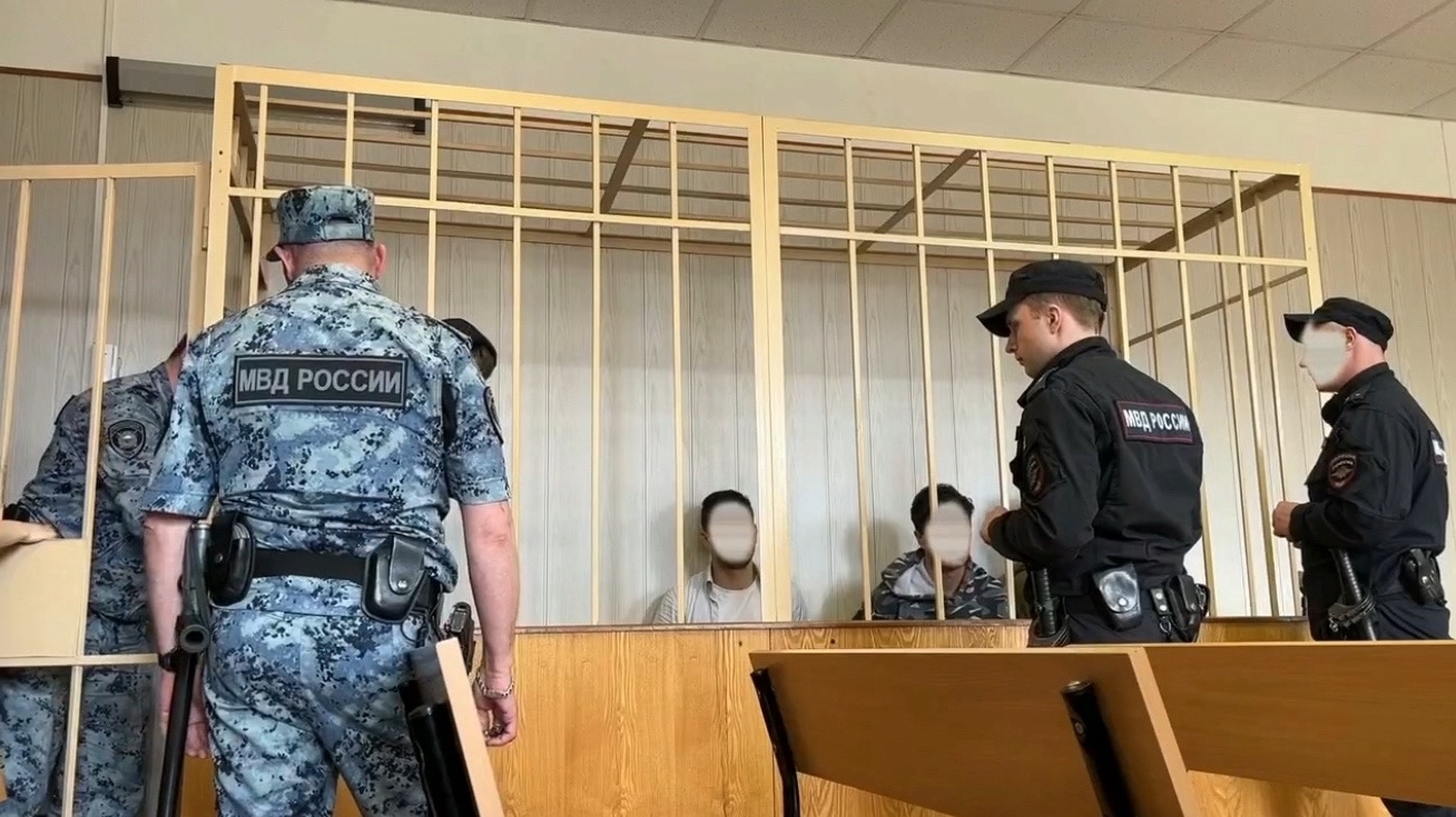 Суд отправил в СИЗО троих подростков, напавших на петербуржцев с газовым баллоном