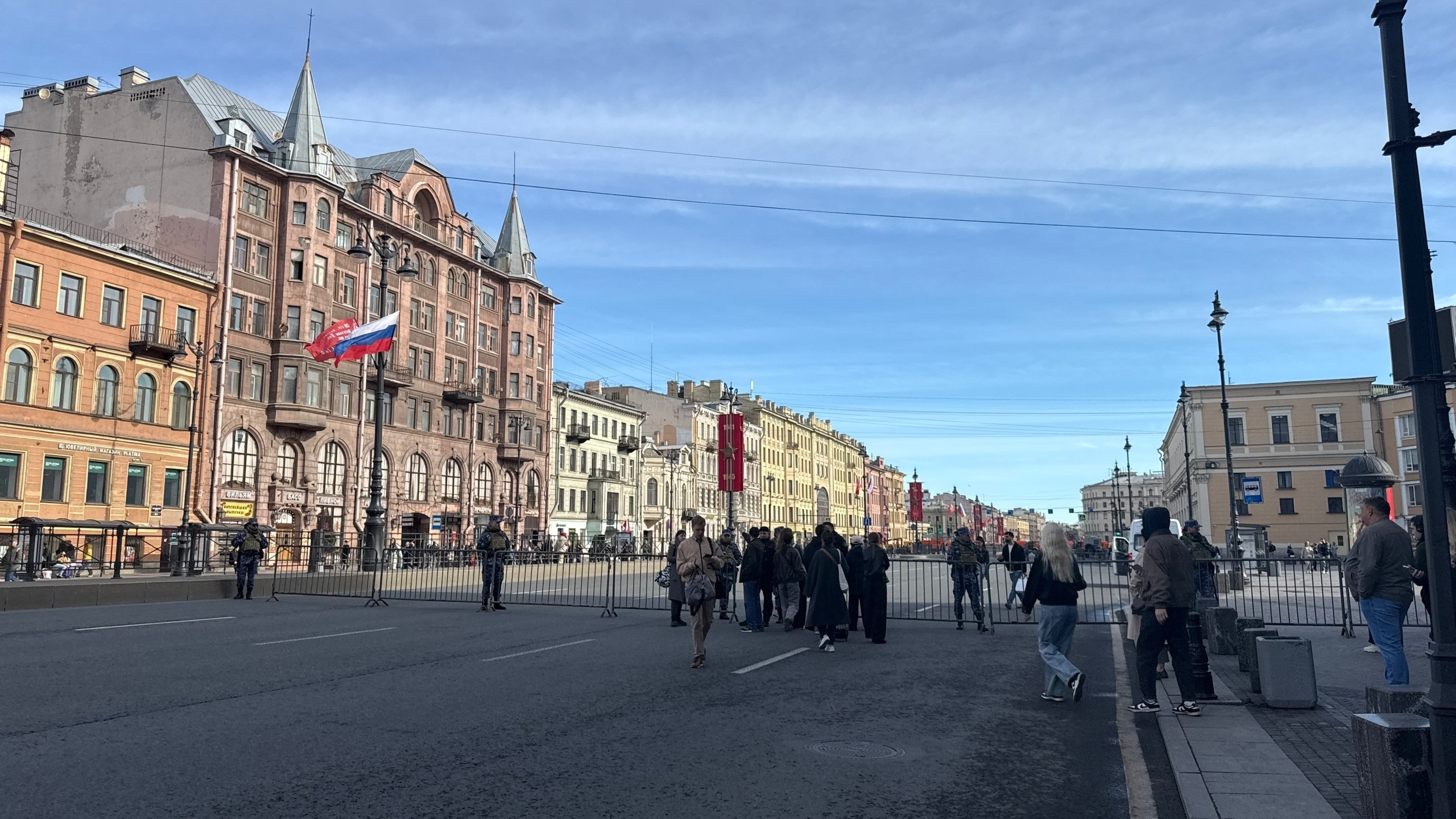 Ранним утром петербуржцы столкнулись с перекрытием дорог из-за Дня Победы