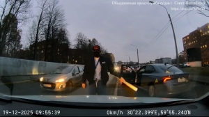 Угрожал водителям битой и проезжал на «красный»: петербуржца в маске лишили прав