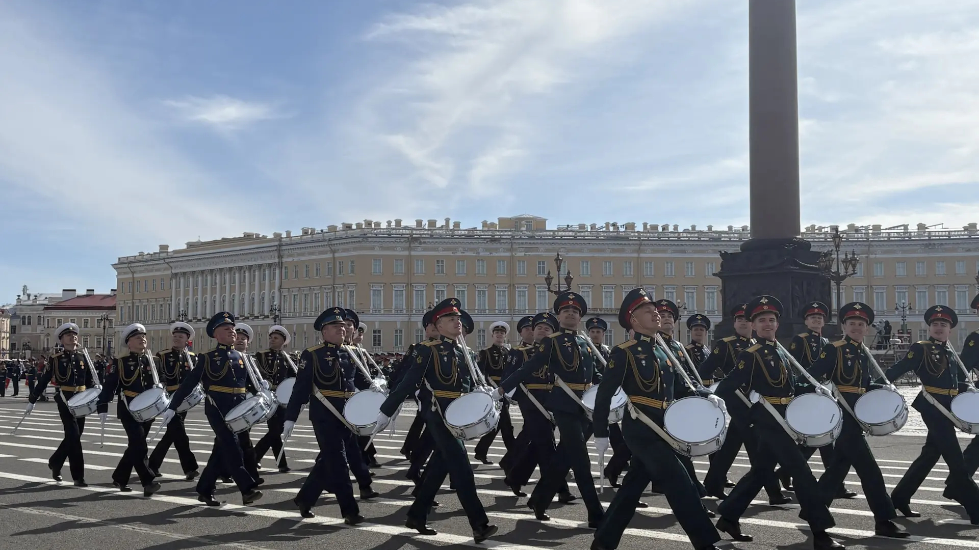 Дворцовая площадь Петербурга встретила парад в честь 81-й годовщины Победы