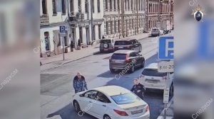 В Петербурге должник по алиментам начал давить пристава во время ареста автомобиля