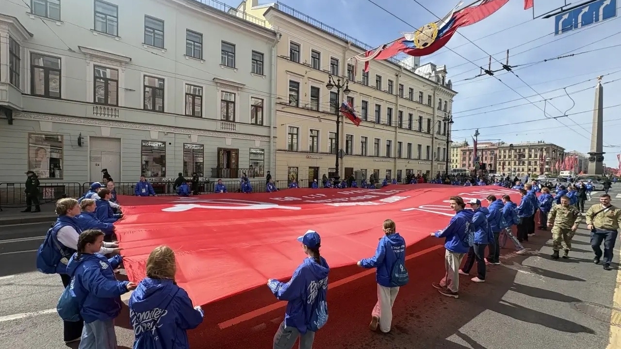 Стар «Бессмертного полка» в Петербурге озарился красным Знаменем Победы