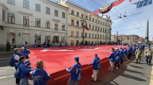 Старт «Бессмертного полка» в Петербурге озарился красным Знаменем Победы