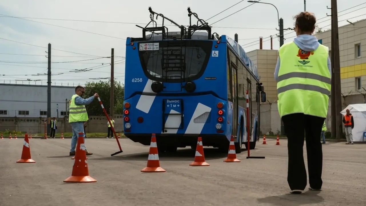 Петербургские водители трамваев и троллейбусов показали стрессоустойчивость на конкурсе мастерства
