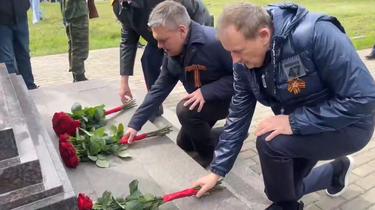 В Кингисеппе возложили цветы к стеле воинской доблести — торжества идут по всей Ленобласти
