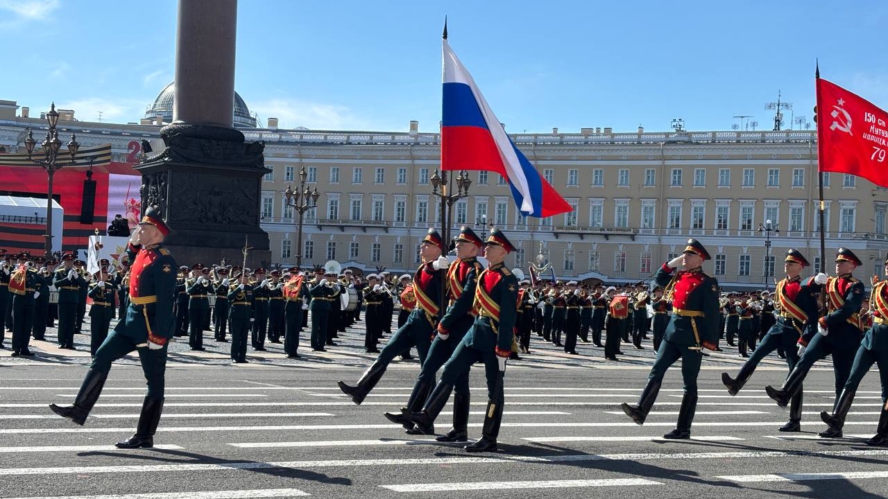 Петербуржцы празднуют День Победы