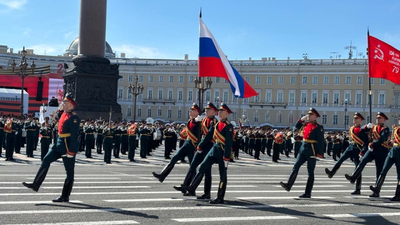 Петербуржцы празднуют День Победы
