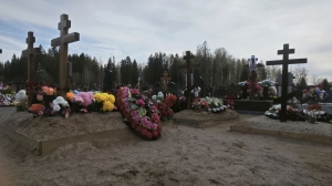 У Пискаревского кладбища двое нерусских напали на петербуржцев с ножом и перцовкой