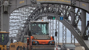 Дорожники поздравили Петербург с Днем города