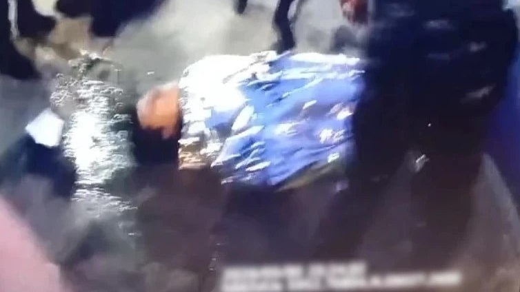 Спасение у Володарского моста: росгвардеец нырнул в Неву за тонущим петербуржцем