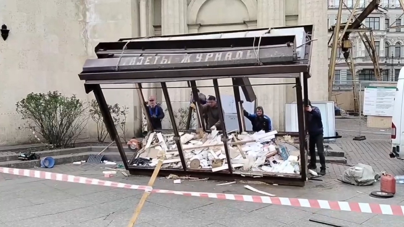 Место возле «Площади Восстания» в Петербурге освободили от «нелегальщины»