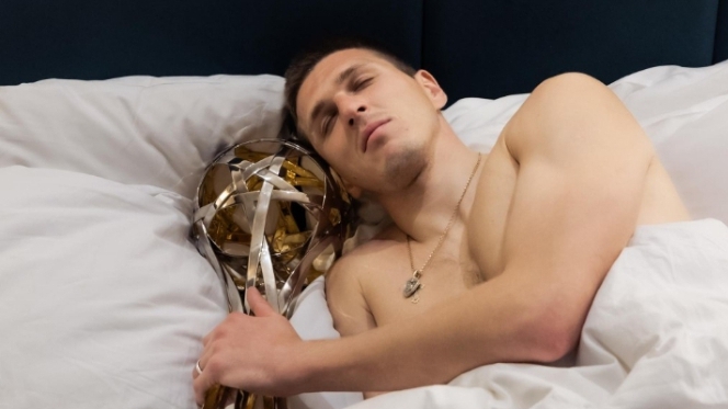 «Зенит» показал Соболева в постели с кубком чемпиона страны