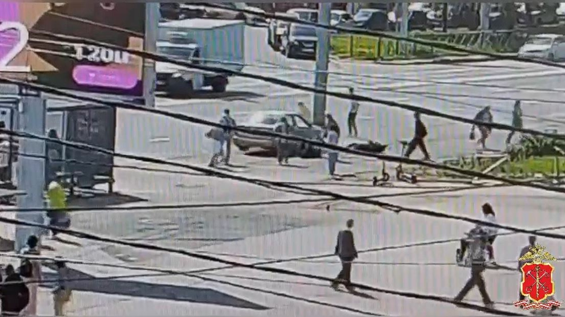 У «Академической» женщина на автомобиле врезалась в пешеходов