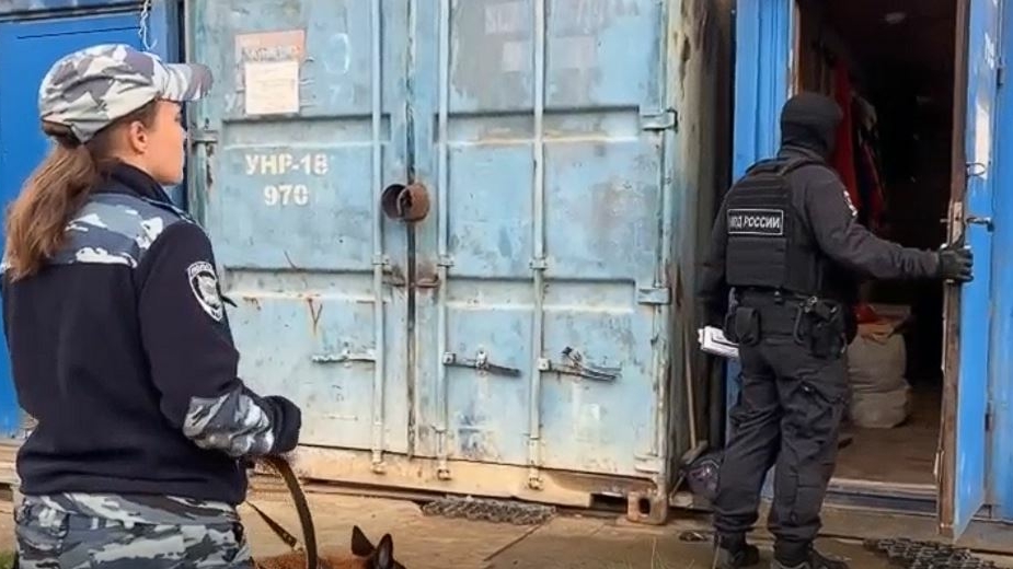 Полиция Петербурга проверила бытовки с мигрантами и нашла 30 кандидатов на депортацию