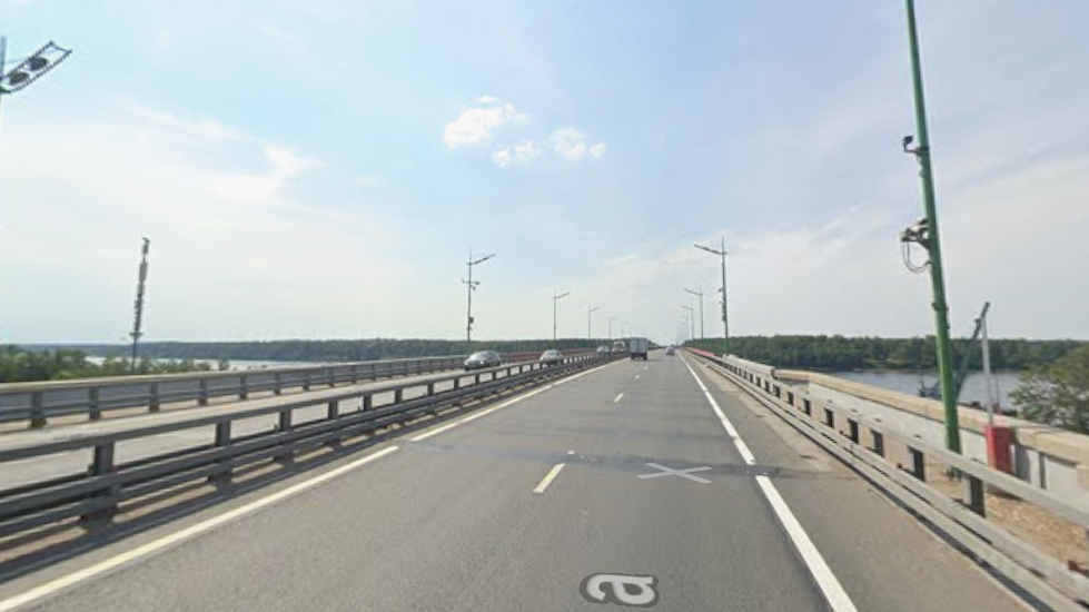 В Петербурге Ладожский мост замрет на два часа