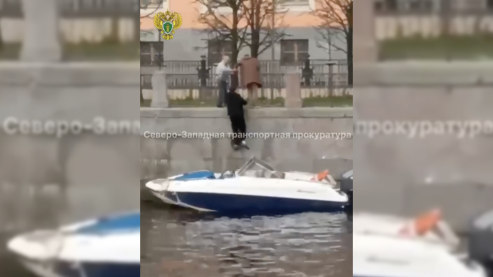 Карабкался на набережную: капитан врезавшегося в Мало-Конюшенный мост катера попал на камеру
