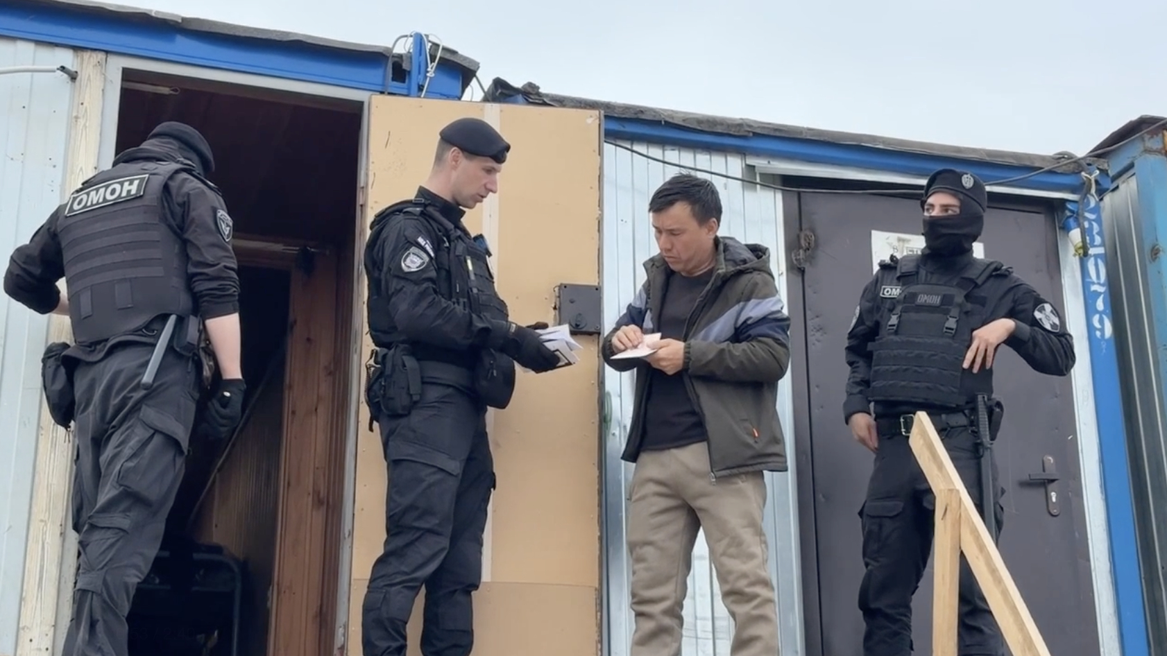 Полиция нашла в стройгородках Новоселья 28 мигрантов-нелегалов