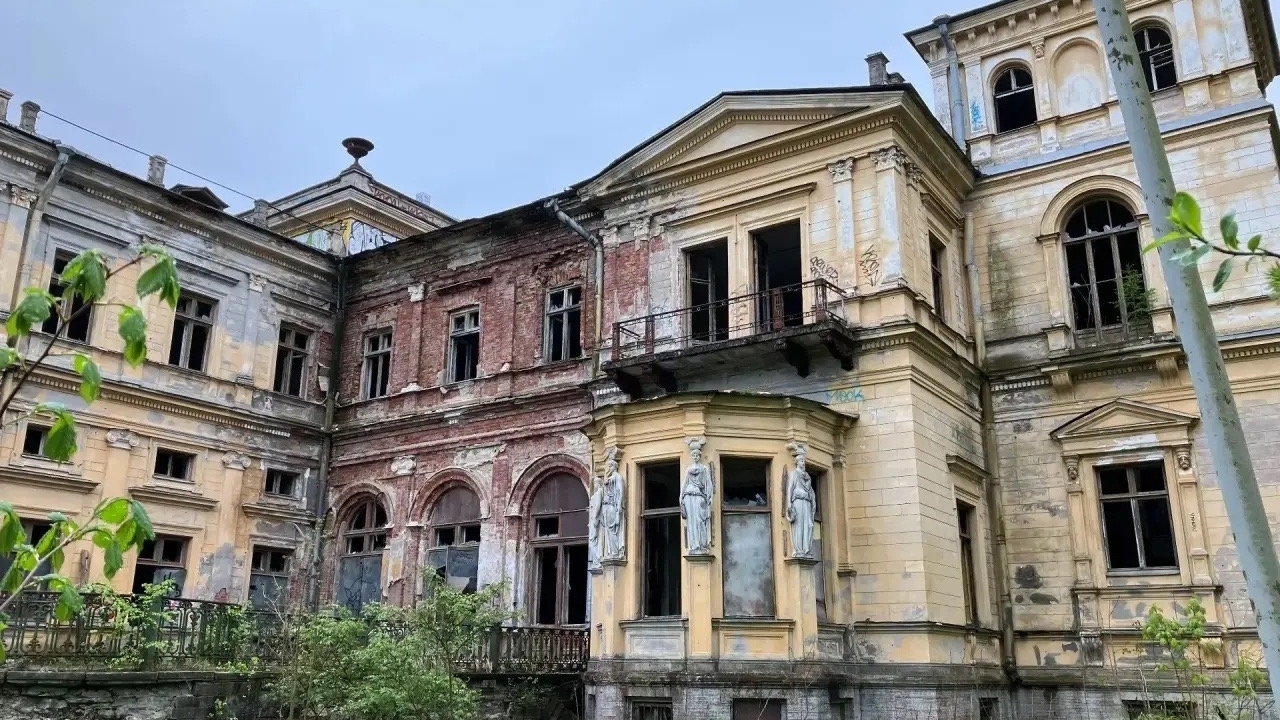 КГИОП пошел в суд, чтобы спасти Михайловскую дачу в Петергофе