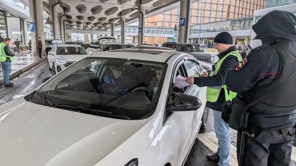 В Пулково из 58 такси восемь попали под протоколы из-за нарушений